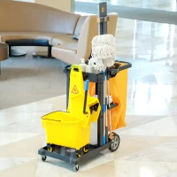 HOMCOM Carrello Pulizie a 3 Ripiani con Ganci e Sacco da 100L, 121x50.5x96.5 cm, Nero Giallo e Grigio(m-7)