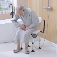 HOMCOM Chaise de douche, tabouret de douche réglable en hauteur avec dossier et accoudoirs rabattables, assise U, pieds antidérapants à ventouses, pour personnes âgées et handicapées, alu HDPE, blanc(m-2)