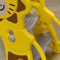 AIYAPLAY Escorrega para Crianças 2 em 1 com 2 Degraus Cesta de basquetebol e Desenho de Leão para Interior 131x50x74 cm Amarelo e Cinza(m-9)