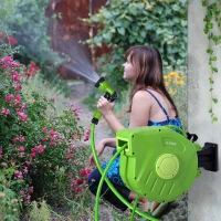 Outsunny Avvolgitubo da Giardino Retrattile con Tubo dell'Acqua 20 m, Rullo Avvolgitubo da Parete Girevole a 180°, Avvolgitubo Automatico Tubo da Giardino per Irrigazione in plastica, Verde(m-2)