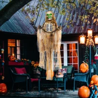 HOMCOM Halloweendekoration, Hängendes Skelett, leuchtender Kopf, unheimliches Heulen, biegsame Arme, Khaki(m-10)