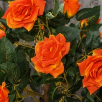 Outsunny Plantă artificială de trandafir cu 21 de flori, ghiveci umplut cu ciment și mușchi, Ø18x90 cm, portocalie(m-7)