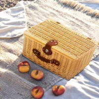 Outsunny Cestino da Picnic in Vimini per 2 Persone con Piatti, Calici, Cavatappi e Posate, 40x30x20 cm, Marrone(m-9)