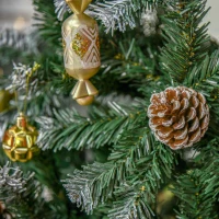 HOMCOM Kunstmatige Kerstboom, 676 Takken, 41 Kegels, besneeuwde toppen, brandwerend, 180 cm(m-8)