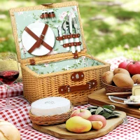 Outsunny Cestino da Picnic in Vimini per 2 Persone con Piatti, Calici, Cavatappi e Posate, 40x30x20 cm, Marrone(m-2)