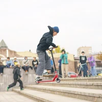 HOMCOM Stunt Scooter, 360° Entry Level Tricks Scooter w/ Lightweight Aluminium Deck and ABEC 7 Bearing, For Age 14+ Beginners, Red(m-10)