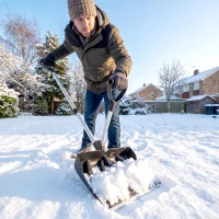 Outsunny Heavy-Duty Snow Shovel with Assist Handle, Portable Snow Pusher with 45cm Wide Blade, Detachable Aluminium Handle(m-8)