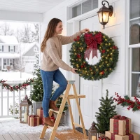 HOMCOM Couronne de Noël Ø60 cm avec Lumières LED 8 Modes, Nœud, 140 Branches, Pommes de Pin et Baies, Couronne de Noël, Vert(m-4)
