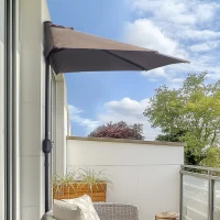 Outsunny Demi-parasol 2,7 x 1,4 m parasol de balcon ouverture fermeture manivelle, 5 entretoises métal, polyester 180 g/m², café(m-10)