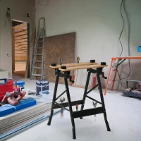 HOMCOM Banco da Lavoro Pieghevole con 4 Morse, Riga e Goniometro, Portata 150 kg, Nero e Legno(m-2)