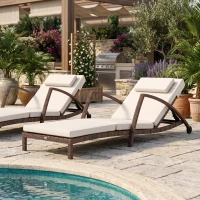 Outsunny Bain de soleil, chaise longue en résine tressée avec dossier réglable, roulettes, coussin et accoudoirs, marron et beige(m-10)
