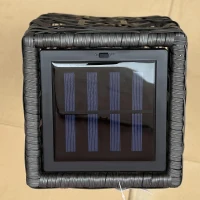 Outsunny Rieten Buitenlamp, Zonne Tuinlamp, Automatische Aan/Uit, LED, Weerbestendig, Metalen Frame, 20 x 20 x 68cm, Grijs(m-8)