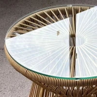 Outsunny Stijlvolle Outdoor Bijzettafel - Tuinmeubel Rattan Bijzettafel met Glasplaat - Duurzaam PE-Rattan - Afmetingen: 40 cm x 40 cm x 42 cm - Beige(m-9)
