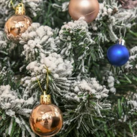 HOMCOM Mini kunstkerstboom 60 cm met sneeuwlook – 67 takken, cementvoet(m-8)