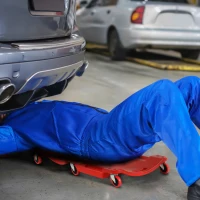 DURHAND Carrello da Meccanico con Poggiatesta Imbottito e 2 Vassoi Laterali in Plastica Rossa, 100x48x12 cm(m-10)