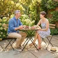 Outsunny Ensemble de Salon de Jardin Bistrot 3 Pièces, 2 Chaises Pliantes, Table Carrée en Bois d'Acacia, 55x55x71cm, Naturel(m-10)