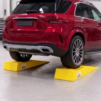 HOMCOM Set de 2 Rampe de Încărcare din Plastic pentru Mașini, cu Capacitate de 3 Tone și Suprafață Antiderapantă, Galben(m-10)