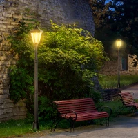 Outsunny Lampă Solară de Grădină cu Lumină LED și Senzor de Mișcare, Aluminiu și Sticlă, 22x22x196 cm, Negru(m-10)