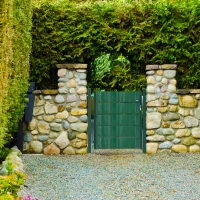 HOMCOM Porta de Vedação de Jardim Aço com Tecido Opaco Maçaneta de Fechadura 3 3 Chaves Porta de Vedação para Exterior Pátio Terraço 97x150cm Verde(m-10)