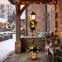 Outsunny Lanterne de rue de Noël avec 50 LED blanc chaud, lanterne d'extérieur avec 159 pointes de branches en PVC et baies rouges(m-5)