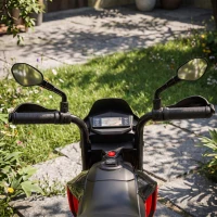 AIYAPLAY APRILIA 6V elektrische kindermotor met lithium-accu, 25W motor, 30° stuurbegrenzing en afneembare zijwieltjes(m-8)