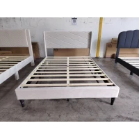 HOMCOM Pat Tapițat 140x200 cm cu Tăblie Căptușită cu Aripi din Catifea Lamele din Lemn Asamblare Ușoară Bej(m-6)