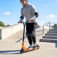 SPORTNOW Trotinete Stunt para Adultos & Jovens, Trotinete de manobras com rodas PU 100 mm, guidão em Y de aço 360°, deck em alumínio, ABEC-7, Laranja(m-6)
