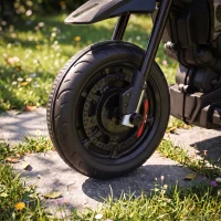 AIYAPLAY Elektryczny motocykl dziecięcy APRILIA 6 V z akumulatorem litowym 25 W silnik ograniczenie skrętu 30° odłączane kółka pomocnicze(m-9)