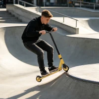 SPORTNOW Scooter Acrobático para Trucos con Plataforma de Aluminio Rodamientos ABEC-7 Ruedas 110 mm Manillar 360° Dorado(m-9)
