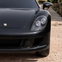 AIYAPLAY Porsche 12V elektrische kinderauto met lithiumaccu, afstandsbediening, 2 motoren, zachte start en achterwielvering(m-8)