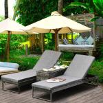 Outsunny Conjunto de 2 Tumbonas de Jardín con Cojines Acolchados Ratán con Mesa Auxiliar para Piscina o Terraza Carga 160kg 195x60x86 cm(c-1)