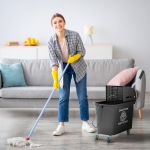 HOMCOM Cubo de Fregar 20L con Ruedas y Escurridor Cubo para Fregona con Separador de Agua 60x27x70,5 cm Negro