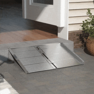HOMCOM Rampa Dobrável para Cadeiras de Rodas 61 cm Carga 270 kg Antiderrapante com Bordas de Segurança e Alça Prata